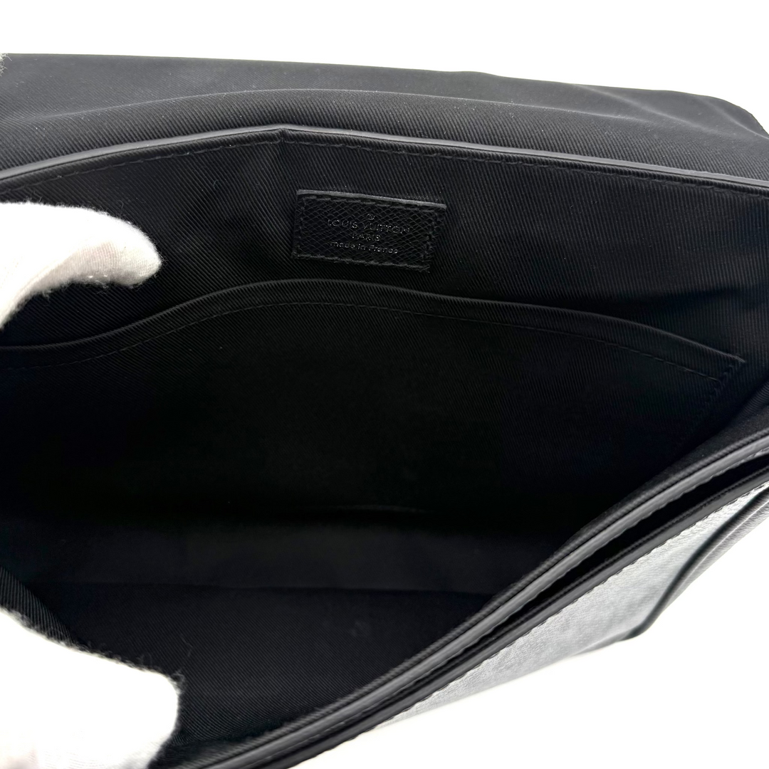District PM Black Taiga Messenger Bag