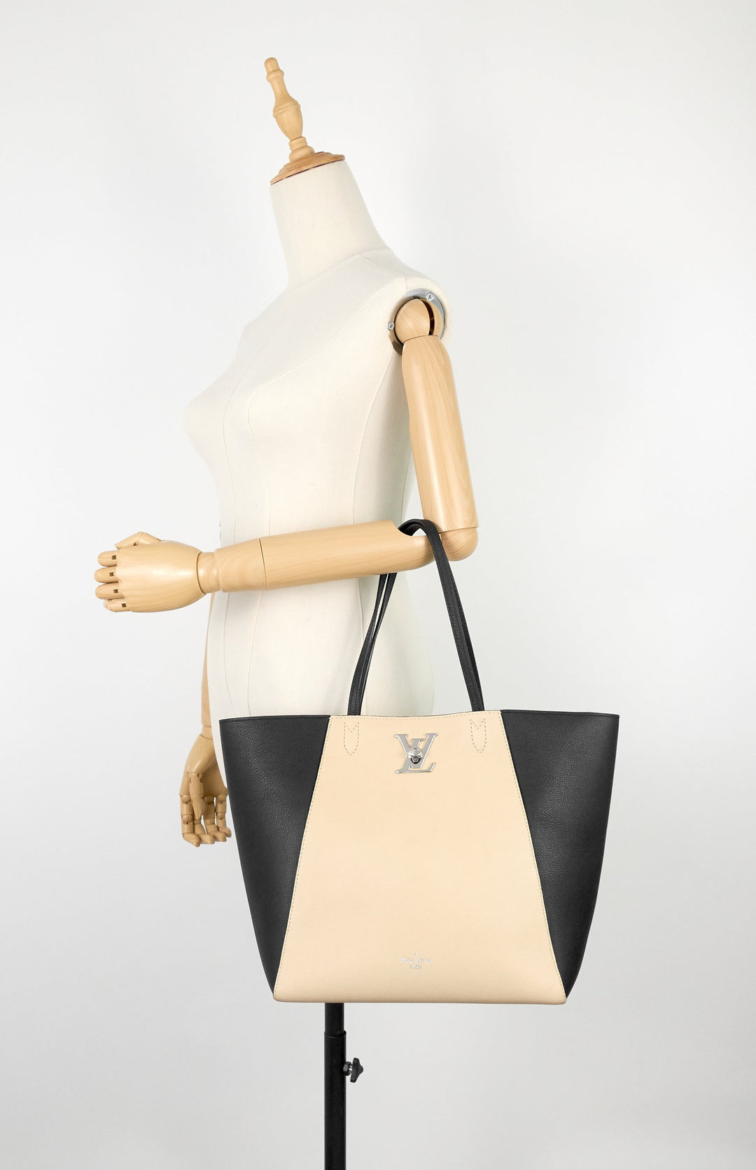 lockme cabas calfskin leather tote bag